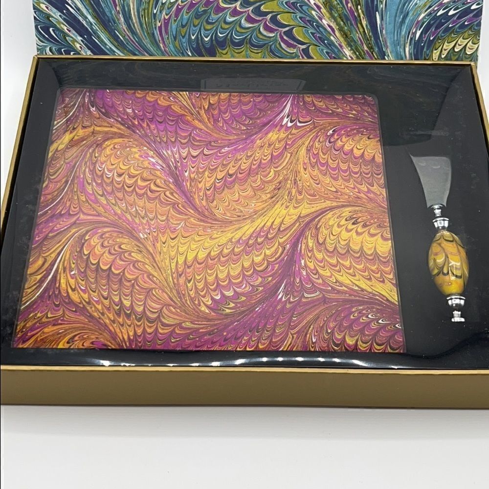 TWO’S COMPANY Marbleize Cheese Platter & Spreader - Picture 2 of 4